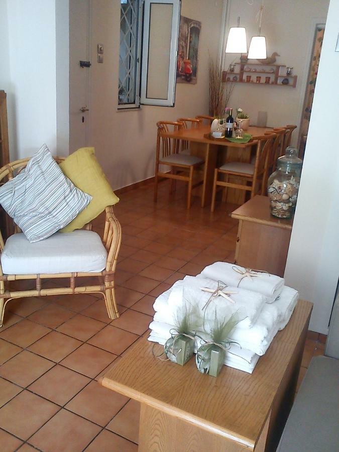 Comfortable garden Apt near Vouliagmeni beach Atena Exterior foto
