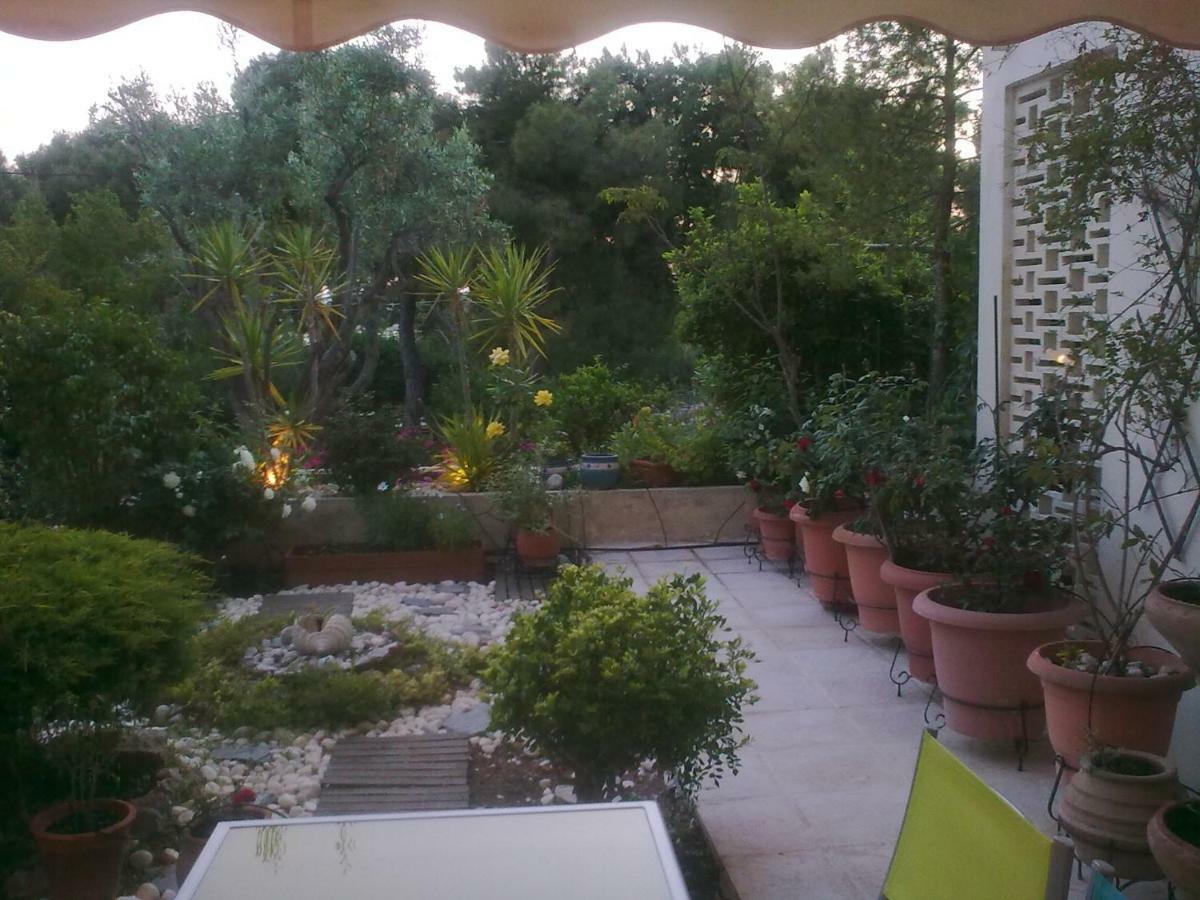Comfortable garden Apt near Vouliagmeni beach Atena Exterior foto